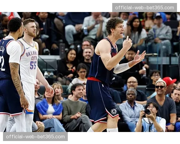 大洛佩兹经验丰富指挥防守 快船内线沟通因此顺畅 大洛佩兹经验丰富指挥防守 快船内线沟通因此顺畅